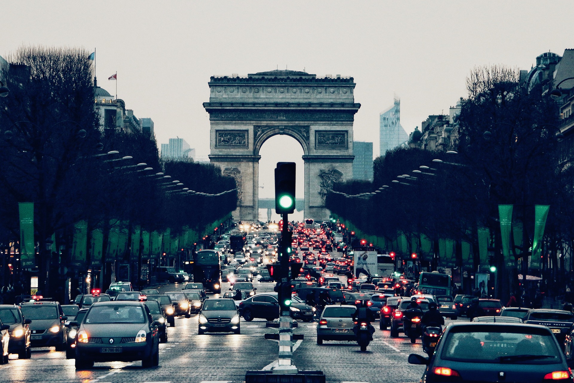 illustration-voiture-paris-arc-de-triomphe