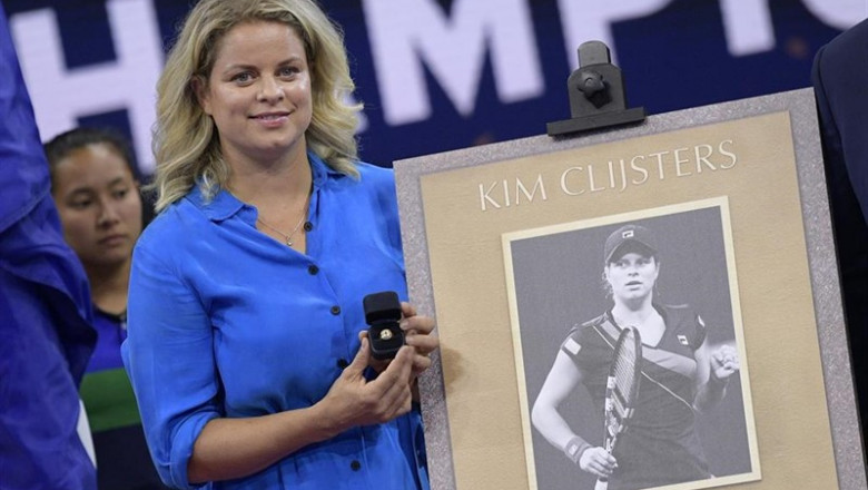 28 August 2019, US, New York: Belgian former tennis player Kim Clijsters, the newest inductee into the US Open's Court of Champions, poses for a picture during a ceremony on the third day of the 2019 US Open Grand Slam tournament at Louis Armstrong Stadiu | Yorick Jansens/BELGA/dpa ep 28 august 2019 us new york belgian former tennis player kim clijsters the newest inductee into