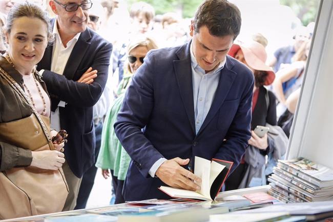 Albert Rivera en la feria del libro de madrid | CIUDADANOS ep albert riverala ferialibromadrid