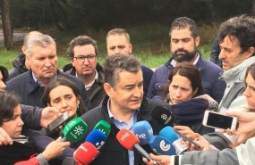 ep antonio sanz delegadogobiernoandalucia atendiendolos periodistas
