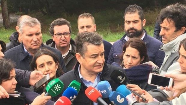ep antonio sanz delegadogobiernoandalucia atendiendolos periodistas