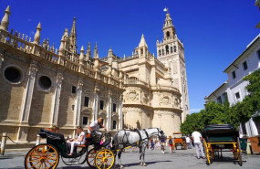 ep archivo   gran cantidad de turistas por el entorno de la catedral de sevilla durante el puente