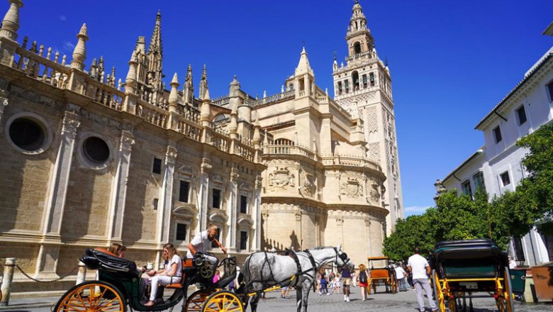 Archivo - Gran cantidad de turistas por el entorno de la Catedral de Sevilla, durante el Puente del Pilar a 11 de octubre del 2021 en Sevilla (Andalucía). | Eduardo Briones - Europa Press - Archivo ep archivo gran cantidad de turistas por el entorno de la catedral de sevilla durante el puente