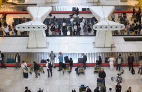 ep archivo   pasajeros recogen sus maletas durante el ultimo dia de la huelga del servicio de
