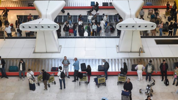 ep archivo   pasajeros recogen sus maletas durante el ultimo dia de la huelga del servicio de