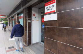 ep archivo   un hombre pasando por delante de una oficina de empleo
