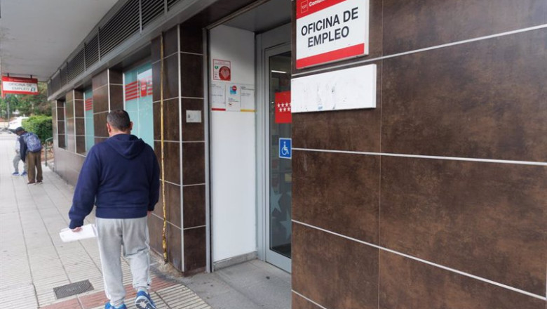 ep archivo un hombre pasando por delante de una oficina de empleo ep archivo un hombre pasando por delante de una oficina de empleo