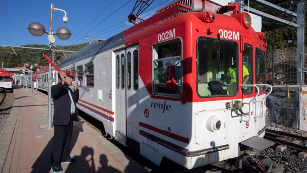 ep archivo   un revisor avisa de la salida del tren en la estacion de cotos a 3 de septiembre de