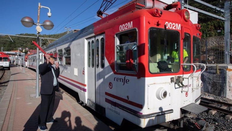 ep archivo   un revisor avisa de la salida del tren en la estacion de cotos a 3 de septiembre de