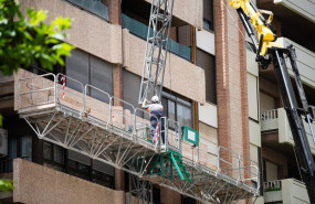 ep archivo   un trabajador de la construccion prosigue con su actividad en la avenida de espana a 11