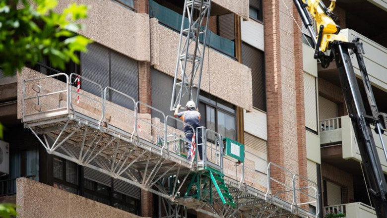 ep archivo   un trabajador de la construccion prosigue con su actividad en la avenida de espana a 11