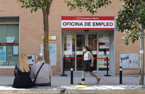 ep archivo una mujer pasa por una oficina del sepe ep archivo una mujer pasa por una oficina del sepe