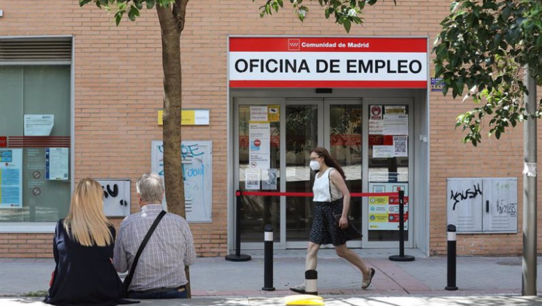 ep archivo   una mujer pasa por una oficina del sepe