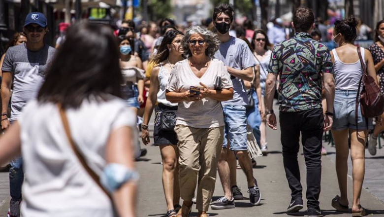 ep archivo una mujer pasea sin mascarilla por el centro de madrid durante el primer dia en el que ep archivo una mujer pasea sin mascarilla por el centro de madrid durante el primer dia en el que