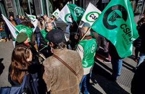 ep archivo   varias personas participan con banderas durante una concentracion sindical