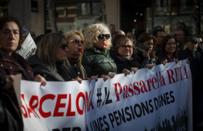 ep archivo   varias personas protestan durante una manifestacion de abogados y procuradores para