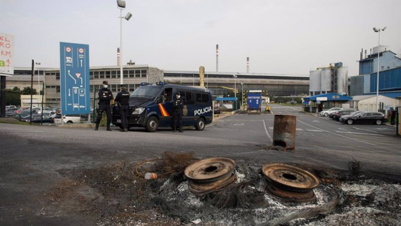 Archivo - Varios agentes vigilan con un furgón policial en las inmediaciones de la fábrica de Alu Ibérica en A Coruña, Galicia (España), a 4 de marzo de 2021. Agentes de la Unidad Central de Delincuencia Económica y Fiscal (UDEF) de la Policía se han desp | M. Dylan - Europa Press - Archivo ep archivo varios agentes vigilan con un furgon policial en las inmediaciones de la fabrica de alu