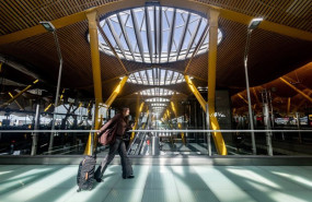 ep archivo   viajeros en la t4 del aeropuerto adolfo suarez madrid barajas a 2 de marzo de 2026 en