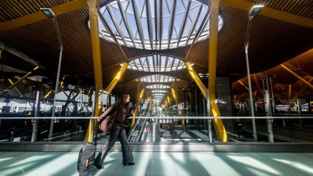 ep archivo   viajeros en la t4 del aeropuerto adolfo suarez madrid barajas a 2 de marzo de 2026 en