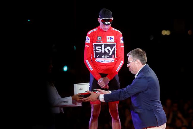 Chris Froome recibe el reloj Tissot como ganador de La Vuelta | TISSOT ep chris froome recibereloj tissotganadorla vuelta