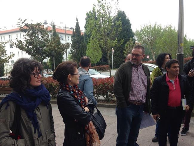 Compatriotas del paraguayo deportado y miembros del Foro Galego de Inmigración | EUROPA PRESS ep compatriotasparaguayo deportadomiembrosforo galegoinmigracion