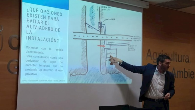 El consejero de Agua, Agricultura, Ganadería, Pesca y Medio Ambiente, Antonio Luengo, durante la exposición del funcionamiento del bombeo de la rambla de El Albujón. | CARM ep el consejero de agua agricultura ganaderia pesca y medio ambiente antonio luengo durante la