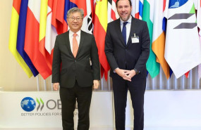 ep el ministro de transportes y movilidad sostenible oscar puente con el secretario general del foro