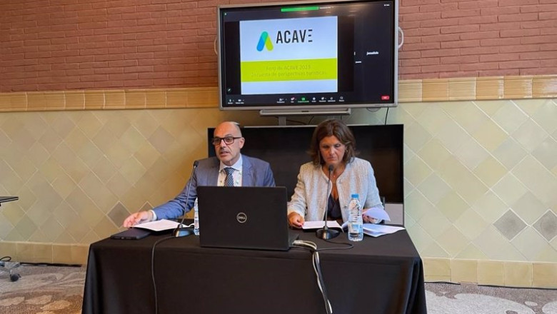 ep el presidente de acave jordi marti en rueda de prensa junto a la gerente catiana tur para exponer ep el presidente de acave jordi marti en rueda de prensa junto a la gerente catiana tur para exponer