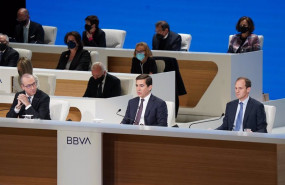 ep el presidente de bbva carlos torres vila el consejero delegado onur gen y el secretario general