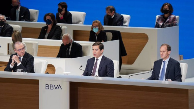 ep el presidente de bbva carlos torres vila el consejero delegado onur gen y el secretario general