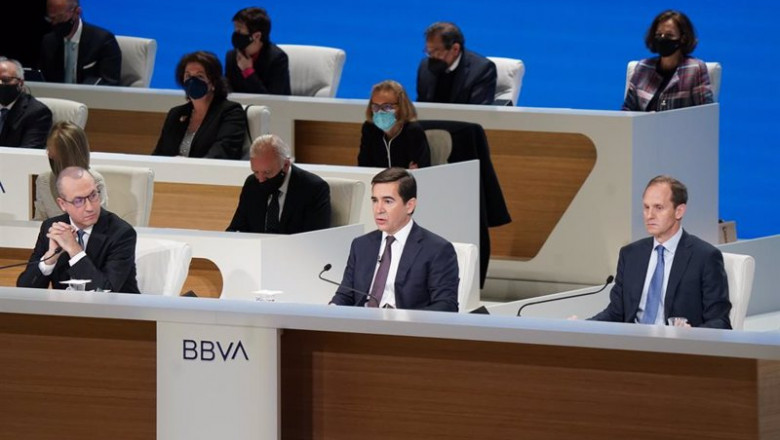 El presidente de BBVA, Carlos Torres Vila; el consejero delegado, Onur Genç, y el secretario general, Domingo Armengol, durante la junta general de accionistas de 2021. | H.BILBAO EUROPA PRESS ep el presidente de bbva carlos torres vila el consejero delegado onur gen y el secretario general