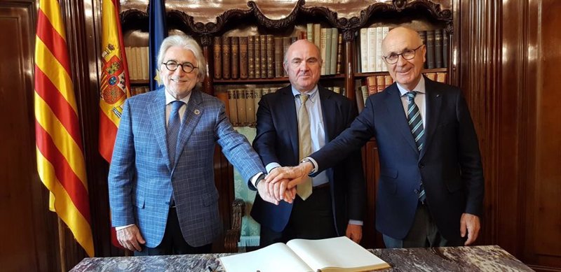 El presidente de Foment del Treball, Josep Sánchez Llibre; el vicepresidente del Banco Central Europeo (BCE), Luis de Guindos, y el presidente de la Acadèmia Europea Leadership, Josep Antoni Duran i Lleida | FOMENT DEL TREBALL ep el presidente de foment del treball josep sanchez llibre el vicepresidente del banco central