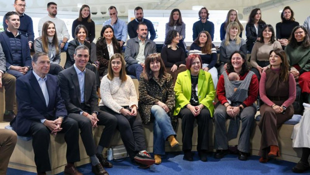 ep el presidente del gobierno pedro sanchez acompanado por el ministro de agricultura luis planas