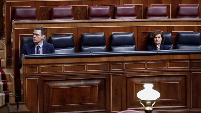 El presidente del Gobierno, Pedro Sánchez, y la vicepresidenta primera del Ejecutivo, Carmen Calvo, en el hemiciclo del Congreso de los Diputados. | Pool ep el presidente del gobierno pedro sanchez y la vicepresidenta primera del ejecutivo carmen calvo