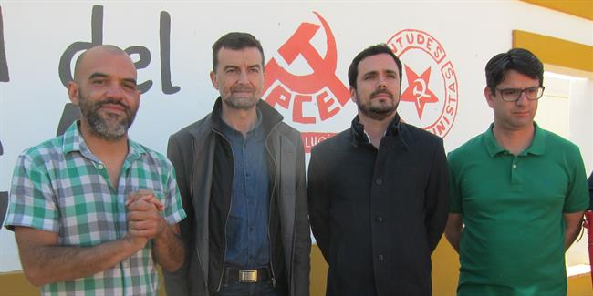 Garzón (2º dcha.) junto a Maíllo y otros dirigentes de IU y el PCA | EUROPA PRESS ep garzon 2 dcha juntomaillootros dirigentesiupca