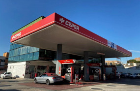 ep gasolinera cepsa desde el exterior donde pueden verse algunos vehiculos repostando combustible en ep gasolinera cepsa desde el exterior donde pueden verse algunos vehiculos repostando combustible en