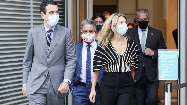 (I-D) El presidente del Centro Botín, Javier Botín-Sanz; el presidente de Cantabria, Miguel Ángel Revilla; y la vicepresidenta segunda del Gobierno y ministra de Trabajo, Yolanda Díaz, en el Centro Botín, en Santander. | Juan Manuel Serrano Arce - Europa Press ep i d el presidente del centro botin javier botin sanz el presidente de cantabria miguel angel