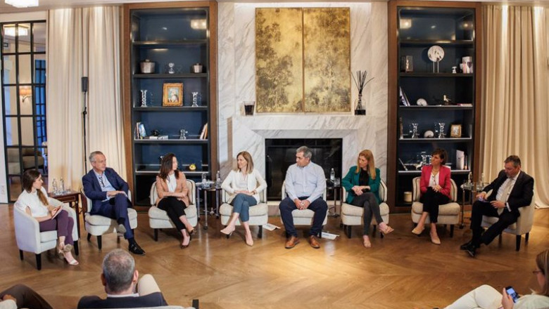 (I-D) La directora de Gestión y Relaciones Internacionales de Europa Press, Candelas Martín de Cabides; el director del Programa People Analytics e innovación digital en RRHH de Esade Executive Education, Carlos Pelegrín; la directora de Talento en Mapfre | Alejandro Martínez Vélez - Europa Press ep i d la directora de gestion y relaciones internacionales de europa press candelas martin de