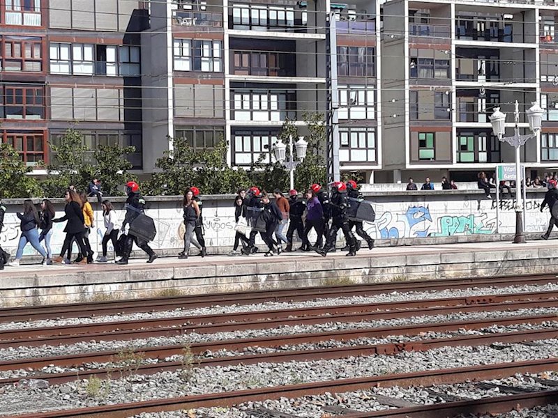 ep jovenes intnetar cortar las vias del tren en vitoria ep jovenes intnetar cortar las vias del tren en vitoria