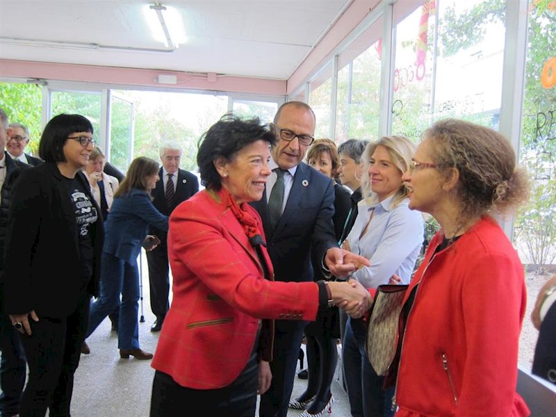 ep la ministra de educacion a su llegada al ies avempace de zaragoza