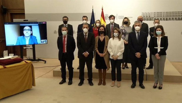 ep la ministra de transportes raquel sanchez en el centro y de blanco rodeada de los altos cargos