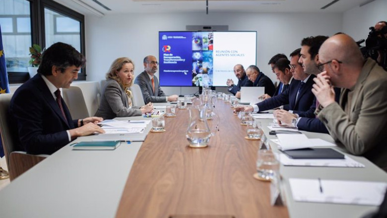 ep la vicepresidenta primera y ministra de asuntos economicos nadia calvino con los agentessociales ep la vicepresidenta primera y ministra de asuntos economicos nadia calvino con los agentessociales