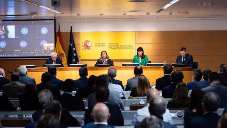 La vicepresidenta primera y ministra de Asuntos Económicos, Nadia Calviño (i), la secretaria de Estado de Telecomunicaciones e Infraestructuras Digitales, María González Veracruz (C), y el secretario generla de Telecomunicaciones, Arturo Azcorra (d). | MINISTERIO ASUNTOS ECONÓMICOS ep la vicepresidenta primera y ministra de asuntos economicos nadia calvino i la secretaria de