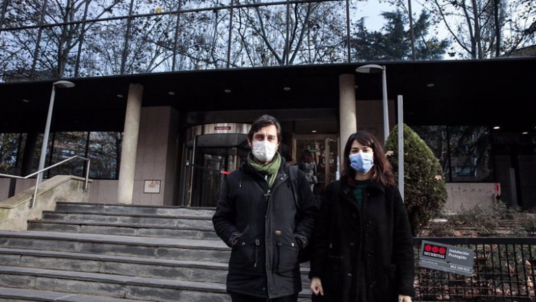 Los portavoces de Podemos, Isa Serra y Rafa Mayoral, tras reunirse con la Sareb. | IRENE LINGUA/PODEMOS ep los portavoces de podemos isa serra y rafa mayoral tras reunirse con la sareb