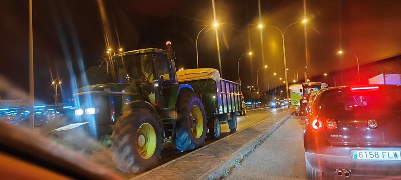 Los agricultores vuelven a colapsar las carreteras de toda España con sus tractores