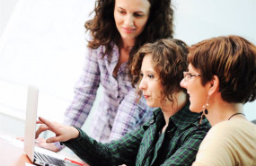 ep mujeres trabajando con un ordenador