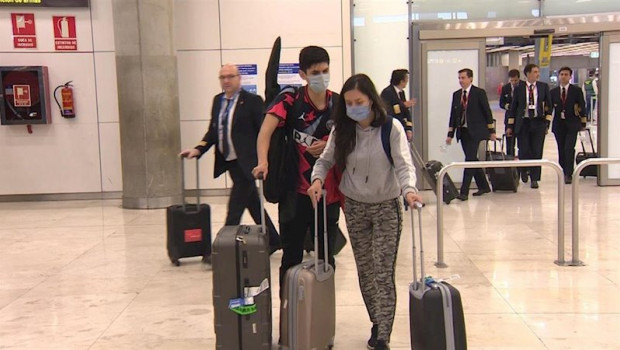 ep pasajeros procedentes de un vuelo de guayaquil con escala en paris regresan a espana
