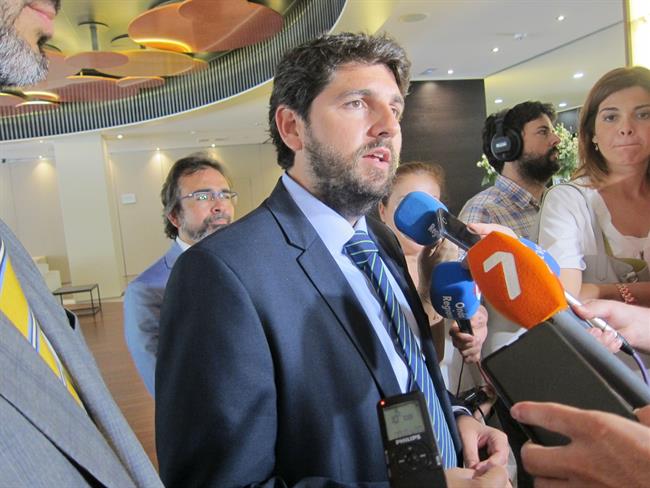 El presidente López Miras atendiendo a los medios | EUROPA PRESS ep presidente lopez miras atendiendolos medios
