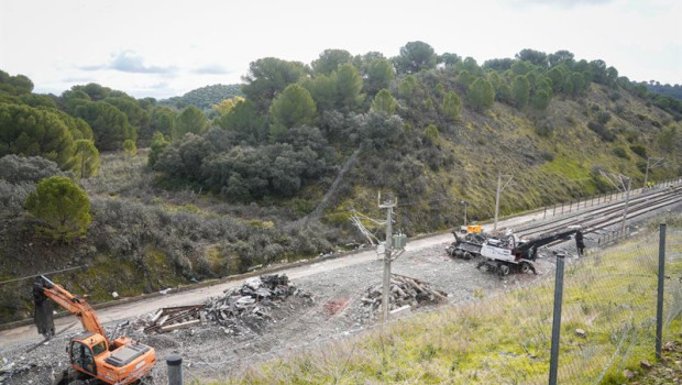ep trabajos de limpieza en las vias seis dias despues del siniestro ferroviario ocurrido en adamuz