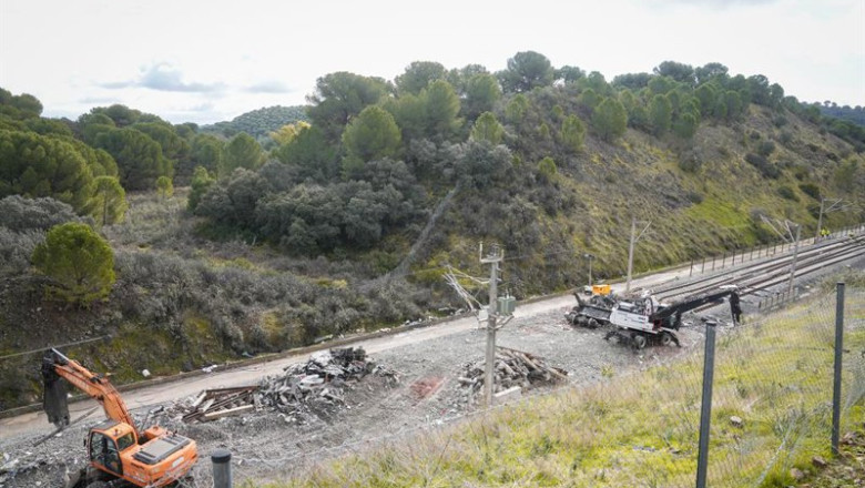 Trabajos de limpieza en las vías, seis días después del siniestro ferroviario ocurrido en Adamuz. | GUILLERMO MORALES-EUROPA PRESS ep trabajos de limpieza en las vias seis dias despues del siniestro ferroviario ocurrido en adamuz